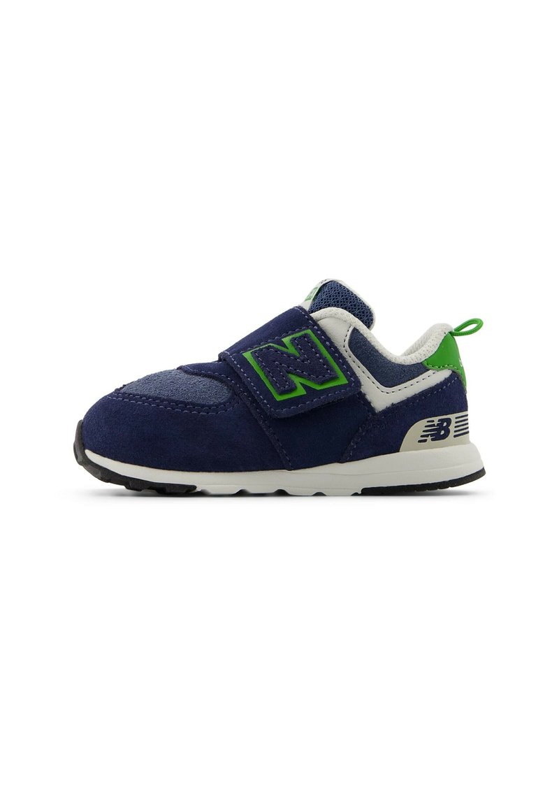 Baskets bleu marine avec une tige en daim, sangle élastique, accents blancs et détails vert citron. Elles présentent une semelle extérieure texturée et un logo sur le talon.