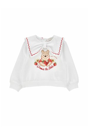 Wit shirt met lange mouwen voor peuters met grote geschulpte kraag afgewerkt met rood, met Winnie de Poeh die aardbeien en bloemen vasthoudt.