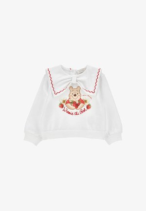 Wit shirt met lange mouwen voor peuters met grote geschulpte kraag afgewerkt met rood, met Winnie de Poeh die aardbeien en bloemen vasthoudt.