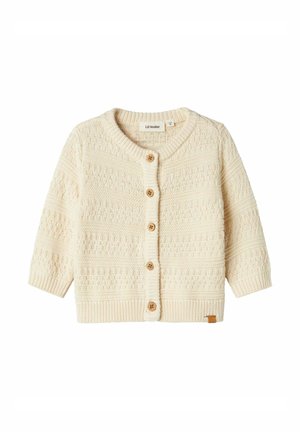 Hellbeige Strickcardigan mit Dreiviertelärmeln, ausgestattet mit Holzknöpfen und strukturierten Mustern im Stoff. Kleines Markenetikett befestigt.