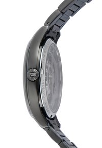 Reloj de acero inoxidable negro con una clara tapa trasera de cristal de zafiro, forma redonda y una correa metálica con cierre de hebilla.