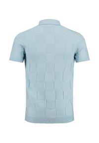 Jasnoniebieska koszulka polo z krótkim rękawem, z teksturowanym wzorem w kratkę oraz ribbowanym kołnierzykiem i mankietami. Materiał wydaje się miękki i dziany.