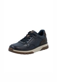 Zapatilla de piel azul oscuro con acentos marrones, puntera redonda, cierre de cordones, suela texturizada y plantilla acolchada para mayor comodidad.
