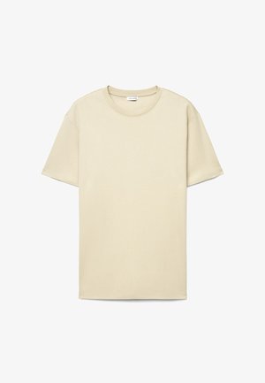 Beiges T-Shirt mit kurzen Ärmeln und Rundhalsausschnitt in entspannter Passform, flach auf weißem Hintergrund liegend.