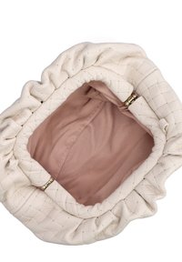 Borsa in pelle crema con esterno testurizzato e trapuntato. Interno foderato in morbido tessuto rosa chiaro. Caratterizzata da un'apertura arricciata con chiusura a zip.