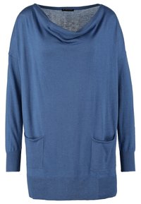 Pull bleu à manches longues en tissu doux, avec un col cheminée, deux poches avant et une coupe décontractée. Détails texturés au niveau de l'ourlet.