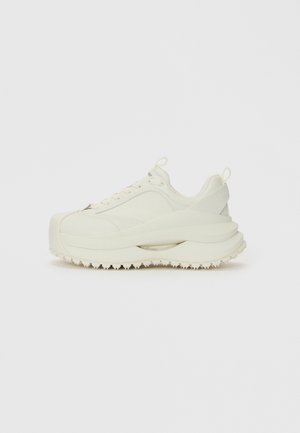 Trainers - white
