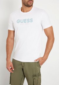 Guess STRETCH FRONTLOGO - Marškinėliai su spaudiniu - weiß
