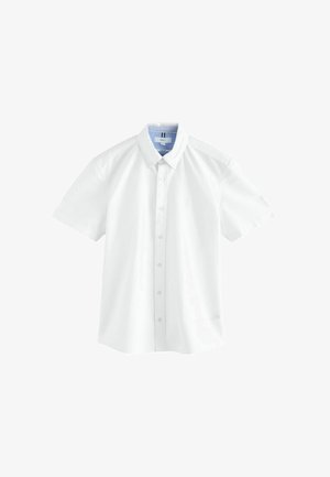 Balta trumpų rankovių mygtukų marškiniai su mygtukų žemyn apykakle ir slim fit etikete, matoma apykaklės viduje.