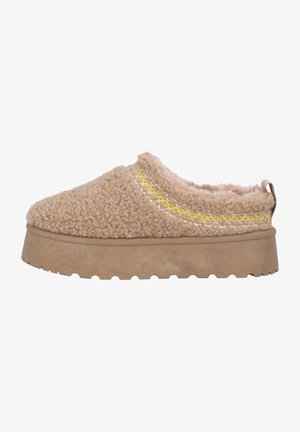 Beige slip-on sko med en fluffy tekstur, udstyret med en tyk sål og gule syninger langs den øverste kant.