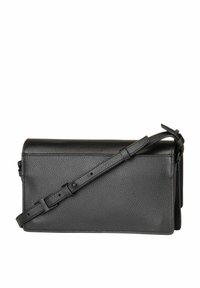 Czarna skórzana torebka na ramię o fakturowanym wykończeniu, prostokątnym kształcie, regulowanym pasku i minimalistycznym designie. Brak widocznych elementów metalowych.