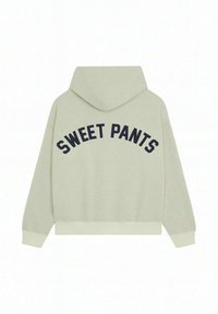 Haut à capuche gris clair avec une poche kangourou, portant l'inscription "SWEET PANTS" imprimée en texte en arc navy au dos. Tissu doux, coupe décontractée.