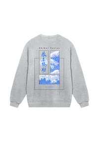 Grauer Sweatshirt mit einem blauen Wellenmotiv in einem quadratischen Design auf der Rückseite, mit dem Text "Shibui Series" über dem Kunstwerk.