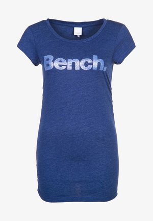 Niebieska koszulka z krótkim rękawem i okrągłym dekoltem, z logo "Bench." wykonanym z błyszczącego srebrnego brokatu na przedzie oraz miękką, fakturowaną tkaniną.