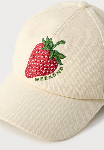 Καπέλο του μπέιζμπολ σε κρεμ χρώμα με υφασμάτινη υφή, διακοσμημένο με κεντημένο φράουλα και τη λέξη "WEEKEND" σε πράσινο χρώμα κάτω από το σχέδιο.