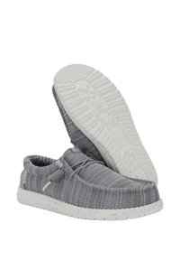 Graue Strickschuhe mit einer strukturierten Oberseite, hellgrauen Schnürsenkeln und einer weiß gesprenkelten Gummisohle mit einem gemusterten Profil.
