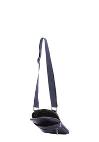 Borsa a tracolla in pelle blu navy con due scomparti con zip, design piatto e tracolla testurizzata con dettagli del marchio.