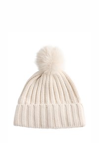 Gebreide beanie in off-white, met een geribbelde ontwerp, omgeslagen rand en een fluffy pompon accent bovenop. Zachte textuur, warm materiaal.