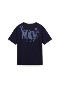 Navyblaue Baumwoll-T-Shirt mit großem, hellblauem "Napapijri"-Text auf dem Rücken. Kurze Ärmel und Rundhalsausschnitt mit glatter Textur.