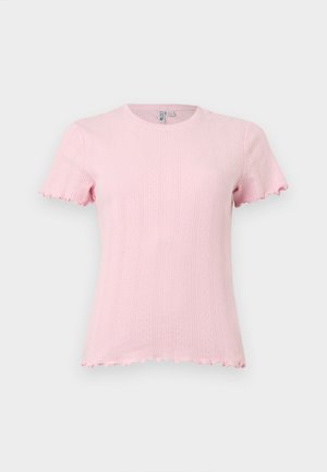 Világos rózsaszín rövid ujjú kötött felső finom függőleges mintákkal és fodros szegéllyel az ujjakon és az alsó részen.