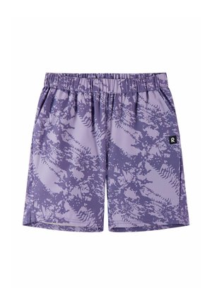 Fioletowe szorty z elastycznym pasem z abstrakcyjnym jasnofioletowym wzorem i małą czarną metką z logo po prawej stronie.