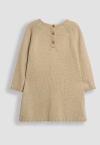 Abito a maglia beige con maniche lunghe, scollatura rotonda e tre bottoni in legno sulla schiena. Presenta polsini e orlo a coste.