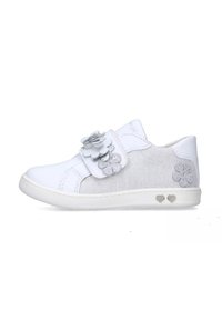 Sneaker bianco con un pannello in tela grigio chiaro texture, fascia in velcro decorata con tre fiori di stoffa e dettagli a forma di cuore sulla suola.
