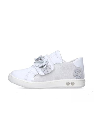 Sneaker bianco con un pannello in tela grigio chiaro texture, fascia in velcro decorata con tre fiori di stoffa e dettagli a forma di cuore sulla suola.