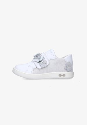 Sneaker bianco con un pannello in tela grigio chiaro texture, fascia in velcro decorata con tre fiori di stoffa e dettagli a forma di cuore sulla suola.