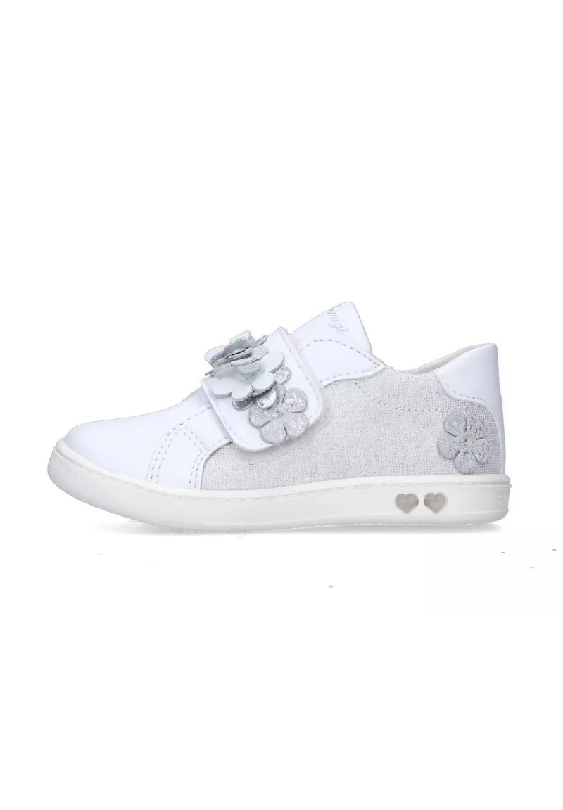 Sneaker bianco con un pannello in tela grigio chiaro texture, fascia in velcro decorata con tre fiori di stoffa e dettagli a forma di cuore sulla suola.