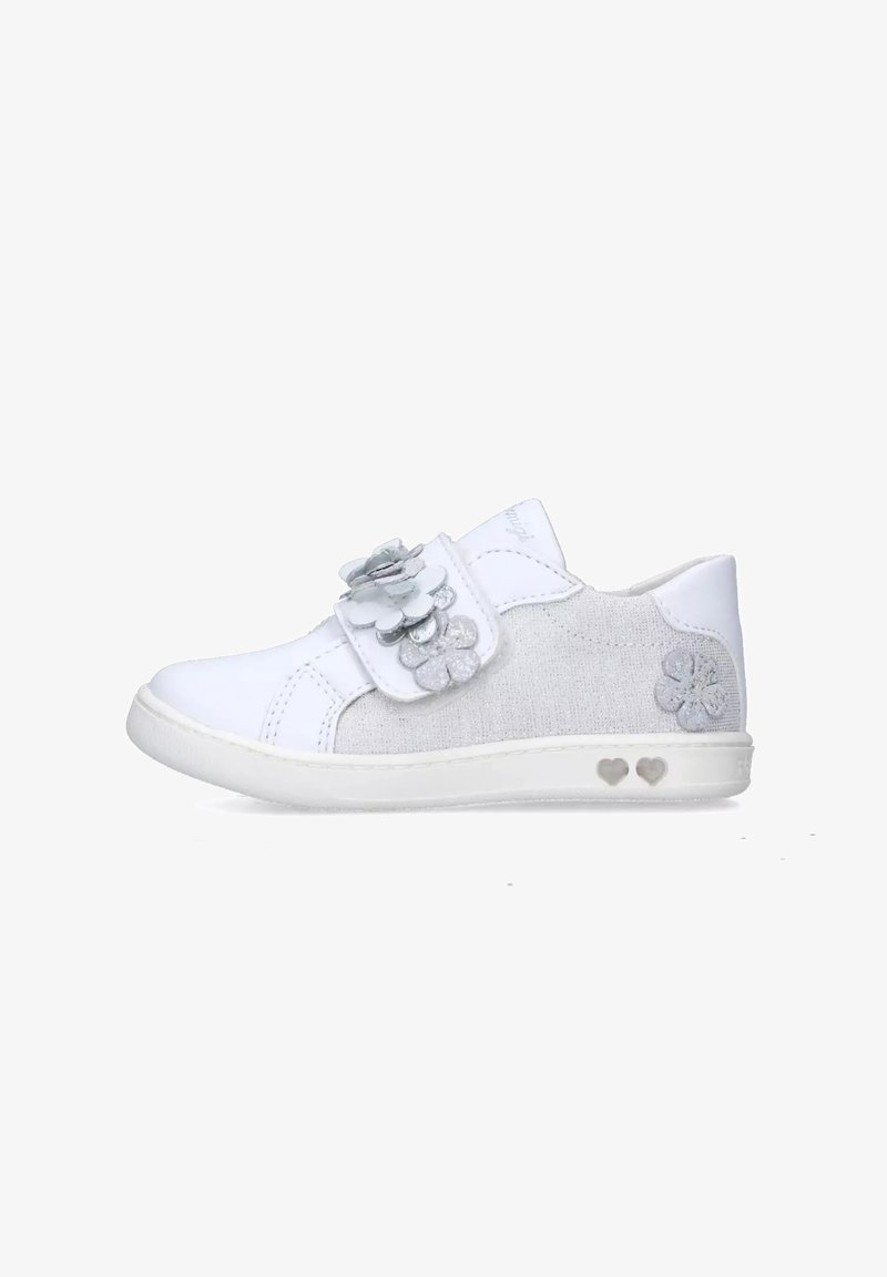 Sneaker bianco con un pannello in tela grigio chiaro texture, fascia in velcro decorata con tre fiori di stoffa e dettagli a forma di cuore sulla suola.