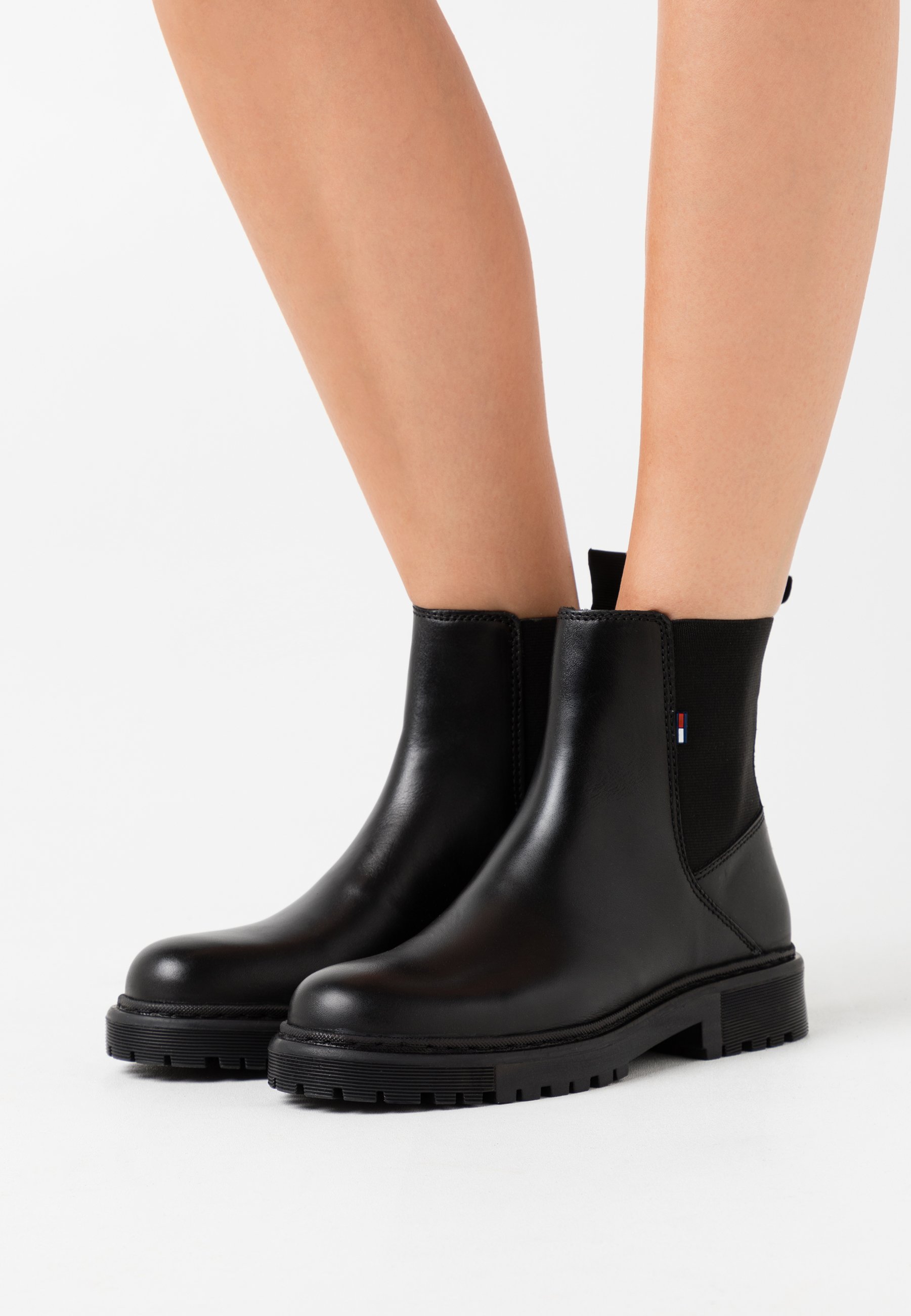 The street style outfit of choice, men's chelsea boots with jeans is a tried and tested look that isn't going anywhere soon. Tommy Jeans Essential Chelsea Boot Stiefelette Black Schwarz Zalando De Chelsea Boots Business Outfit Herren : Tommy Jeans Essential Chelsea Boot Stiefelette Black Schwarz Zalando De