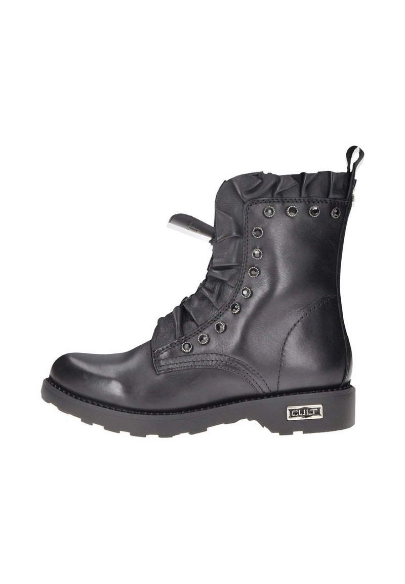 Stivale alla caviglia in pelle nera con dettagli arricciati, occhielli metallici e suola in gomma spessa. Include un piccolo logo sul tallone.