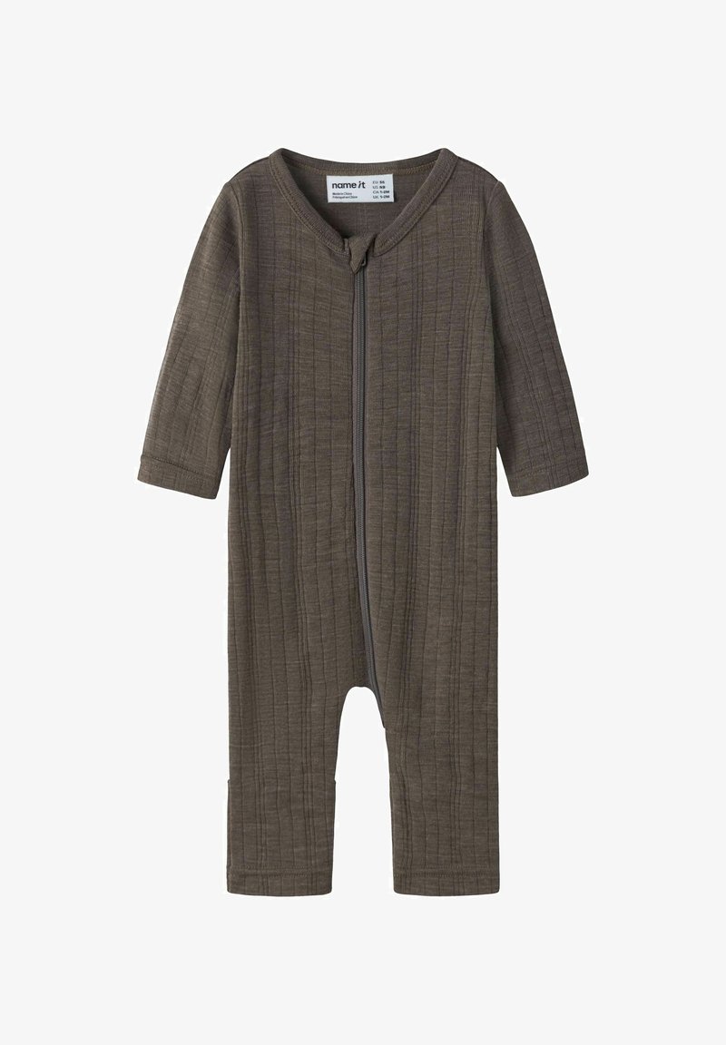 Grenouillère pour bébé marron texturée avec manches longues, fermeture éclair à l'avant et chevilles resserrées. Fabriquée en tissu doux et léger avec un motif en grille.