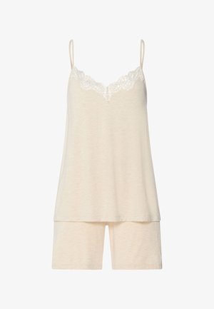 Top sin mangas color crema con encaje en el escote, combinado con pantalones cortos a juego hasta la rodilla.