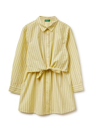 Żółta sukienka na guziki z długim rękawem, ozdobiona cienkimi pionowymi fioletowymi paskami oraz wiązaniem w supeł w talii.