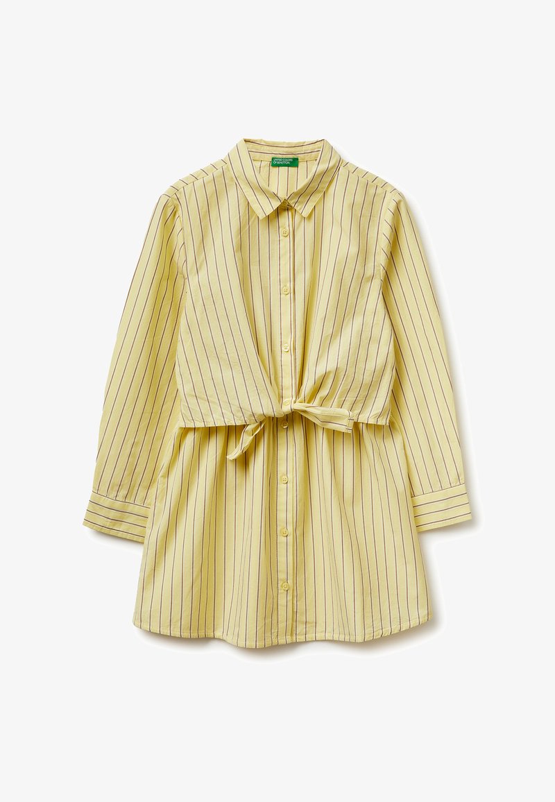 Abito giallo a maniche lunghe con bottoni e sottili strisce verticali viola, con un dettaglio annodato in vita.