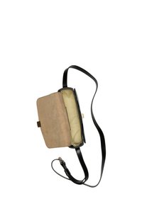 Czarna skórzana torba na ramię z beżową zamszową klapką i złotymi okuciami. Wnętrze wyściełane jasnym materiałem. Regulowany pasek umożliwiający różnorodne noszenie.