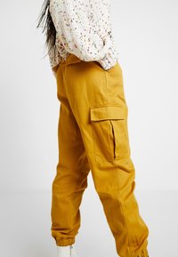 Honey Punch Kalhoty - yellow