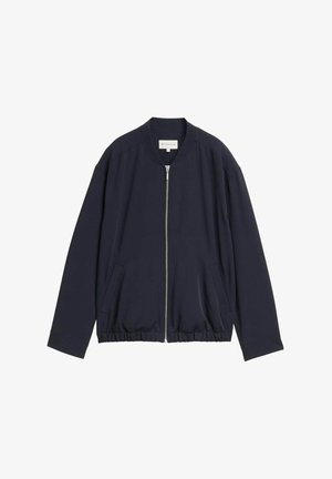 Giacca bomber blu navy con zip frontale completa, orlo elasticizzato, due tasche laterali e un colletto rotondo.