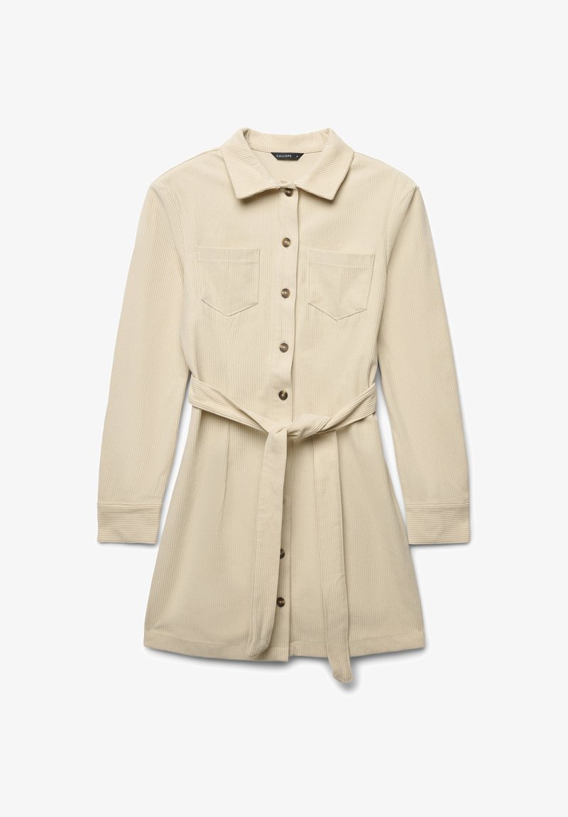 Abito in corduroy beige con colletto, maniche lunghe, due tasche sul petto e vita con cintura, caratterizzato da pulsanti marroni sul davanti.