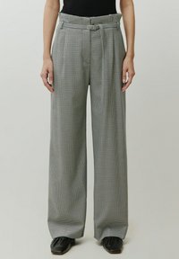 Grijze geruite broek met een wijdbenige ontwerp, voorzien van een ceintuur en plooien, gemaakt van een lichtgewicht stof.