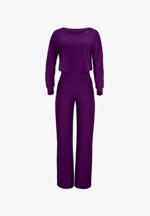 Combinaison violette avec un haut à manches longues à coupe décontractée, une taille élastique et un pantalon à jambes larges avec des poches latérales. Texture de tissu lisse.