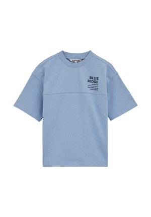 T-shirt bleu clair à manches courtes avec col rond et texte noir "BLUE RIDGE ATHLETIC OWN YOUR GAME STAY AHEAD" sur la poitrine gauche.