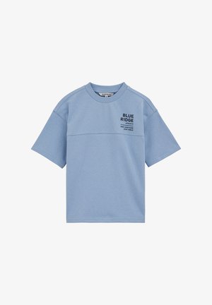 Lichtblauw T-shirt met korte mouwen, een ronde hals en zwarte tekst "BLUE RIDGE ATHLETIC OWN YOUR GAME STAY AHEAD" op de linkerborst.