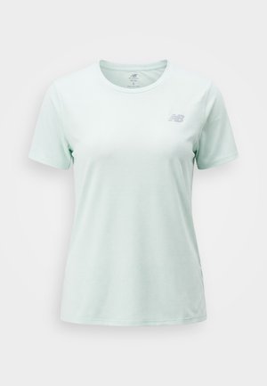 Αθλητική κοντομάνικη μπλούζα σε ανοιχτό μέντα πράσινο με στρογγυλή λαιμόκοψη και μικρό λογότυπο New Balance στο αριστερό στήθος.