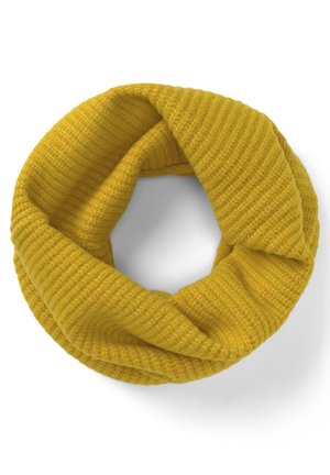 Mosterdgele gebreide oneindige sjaal met een geribbelde structuur, in een cirkelvormige lus gerangschikt op een witte achtergrond.