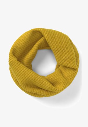 Écharpe tubulaire en tricot jaune moutarde avec une texture côtelée, disposée en boucle circulaire sur un fond blanc.