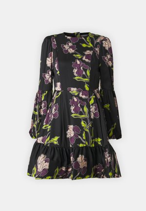 Robe à manches longues en tissu noir avec un motif floral agrémenté de touches de violet et de vert, un corsage ajusté et un ourlet à volants.