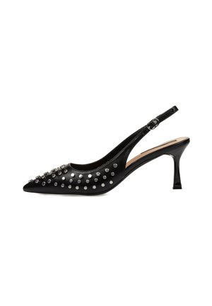 Zapato de tacón tipo slingback negro con punta afilada. Presenta acentos de tachuelas plateadas y un tacón delgado. Fabricado en cuero liso y brillante.